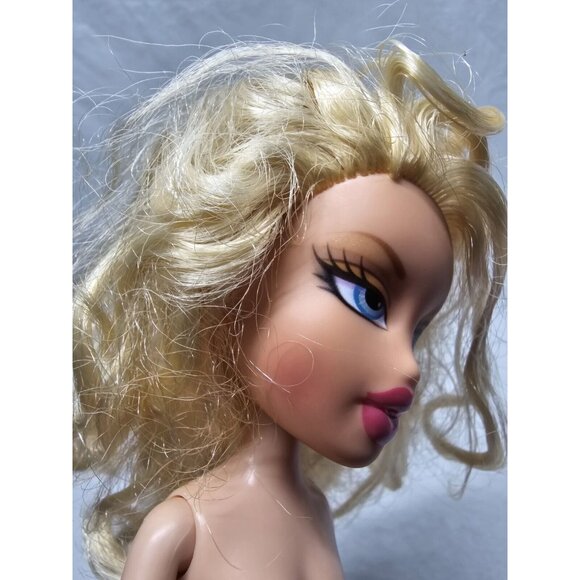 Bratz 9” Cloe Fashion Show Sleep Wear Doll - Picture 3 of 6